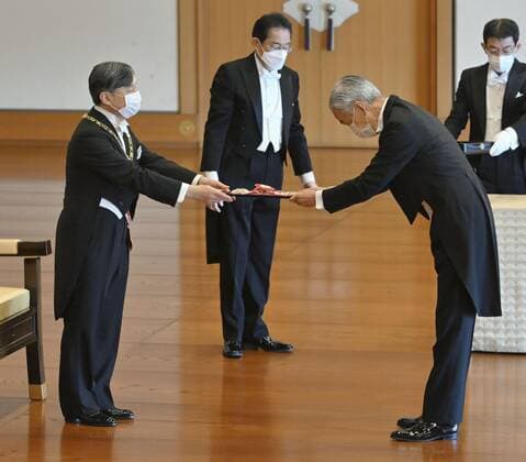 News Bilder des Tages japan, Kaiser Naruhito beu Ordensverleihung in Tokio Imperial conferment of decorations Japanese Emperor Naruhito (L) confers the Grand Cordon of the Order of the Rising Sun to former Nippon Telegraph and Telephone Corp. Chairman Satoshi Miura at the Imperial Palace in Tokyo on Nov. 9, 2022. (Pool photo)  A14AA0001353580P