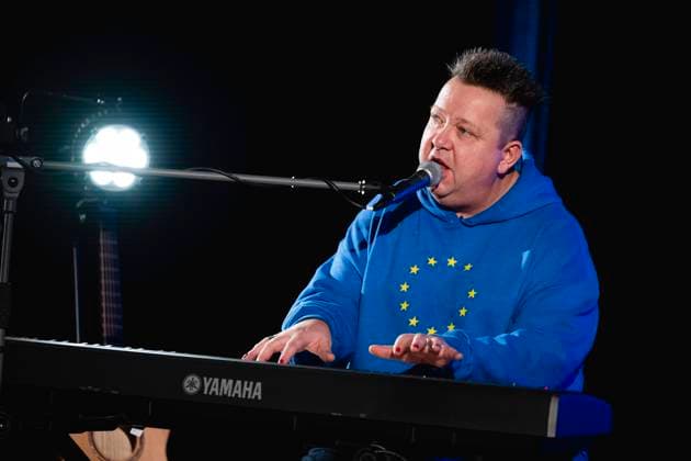 LIONHEART PEACE AWARD 2022 FOR BODO RAMELOW 09 11 2022 Weimar The awarding of the Lionheart Peace Prize, for persons who have rendered outstanding services to peace and reconciliation, to Bodo Ramelow on November 9, 2022 in the cinema hall of the Buchenwald Concentration Camp Memorial Singer Sebastian Krumbiegel