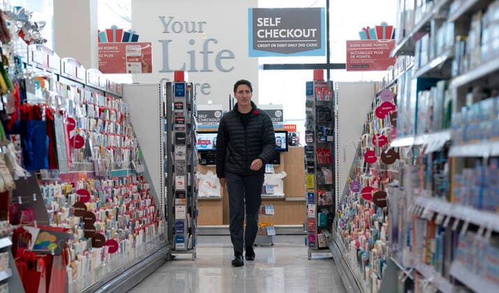 November 9, 2022, Ottawa, ON, Canada: Prime Minister Justin Trudeau makes his way to see the pharmacist for his flu and bivalent COVID vaccination, Wednesday, November 9, 2022 in Ottawa. Ottawa Canada  - ZUMAc35_ 20221109_zaf_c35_011 Copyright: xAdrianxWyldx