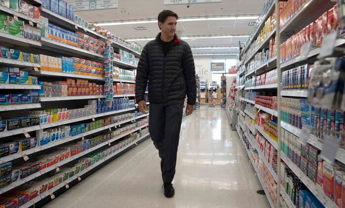 November 9, 2022, Ottawa, ON, Canada: Prime Minister Justin Trudeau looks at pain medication as he makes his way to get his vaccinations flu and bivalent COVID vaccination, Wednesday, November 9, 2022 in Ottawa. Ottawa Canada  - ZUMAc35_ 20221109_zaf_c35_013 Copyright: xAdrianxWyldx