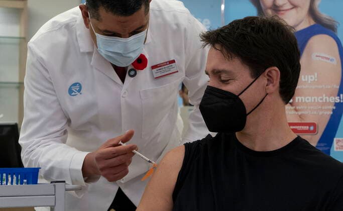 November 9, 2022, Ottawa, ON, Canada: Pharmacists Ahmed Elleithi gives Prime Minister Justin Trudeau a flu vaccination, Wednesday, November 9, 2022 in Ottawa. Ottawa Canada  - ZUMAc35_ 20221109_zaf_c35_014 Copyright: xAdrianxWyldx