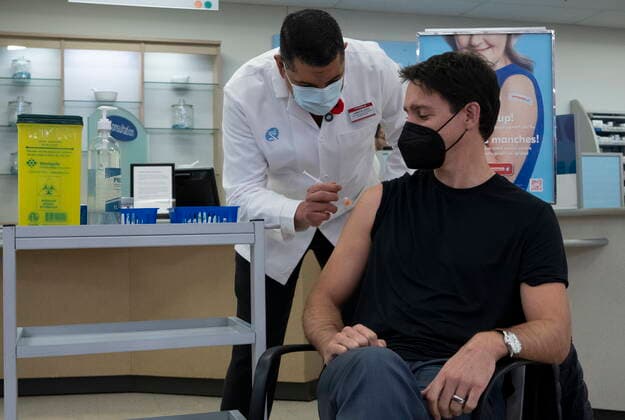 November 9, 2022, Ottawa, ON, Canada: Pharmacists Ahmed Elleithi gives Prime Minister Justin Trudeau a flu vaccination, Wednesday, November 9, 2022 in Ottawa. Ottawa Canada  - ZUMAc35_ 20221109_zaf_c35_015 Copyright: xAdrianxWyldx