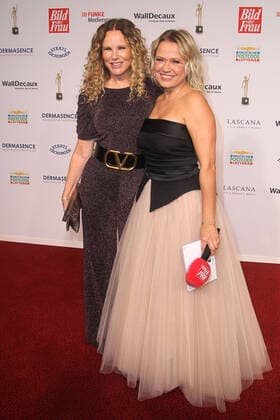 Katja Burkard and Nova Meierhenrich at the award ceremony Goldene Bild der Frau on 9 11 2022 in Hamburg Goldene Bild der Frau award ceremony 2022 in Hamburg