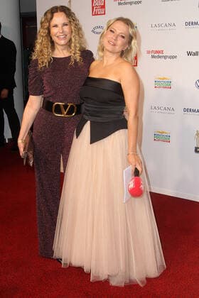 Katja Burkard and Nova Meierhenrich at the award ceremony Goldene Bild der Frau on 9 11 2022 in Hamburg Goldene Bild der Frau award ceremony 2022 in Hamburg