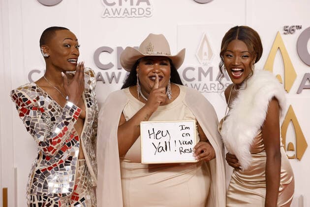 Bilder des Jahres 2022, Entertainment 11 November Entertainment Themen der Woche KW45 Entertainment Bilder des Tages Chapel Heart arrives on the red carpet with a message at the 56th Annual CMA Awards at Bridgestone Arena in Nashville, Tennessee on Wednesday, November 9, 2022. 1 NAS20221109109 JOHNxANGELILLO