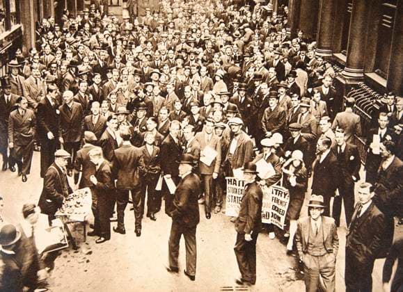 RECORD DATE NOT STATED Crowd outside London Stock Exchange after fall of the Hatry Group, 1929. Artist: Unknown Copyright:xHistoricaxGraphicaxCollection HeritagexImagesx IMAGO ,2378285 ! ACHTUNG: AUFNAHMEDATUM GESCHÄTZT!  Copyright:HistoricaxGraphicaxCollection HeritagexImagesx IMAGO
