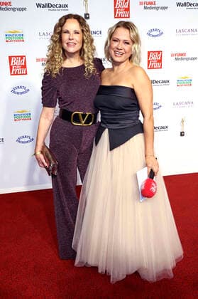 Katja Burkard and Nova Meierhenrich at the 15 award ceremony of the Golden Woman 2022 at the Stage Theater Neue Flora Hamburg, 09 11 2022 Foto:xgbrcix xFuturexImage