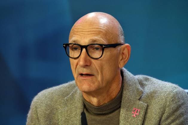 Deutschland, Bonn, 10.11.2022 Telekom-Geschaeftszahlen fuer das dritte Quartal 2022 Foto: Timotheus Hoettges, Vorstandsvorsitzender waehrend der Pressekonferenz Telekom-Geschaeftszahlen fuer das dritte Quartal 2022 *** Germany, Bonn, 10 11 2022 Telekom business figures for the third quarter of 2022 Photo Timotheus Hoettges, Chairman of the Board of Management during the press conference Telekom business figures for the third quarter of 2022