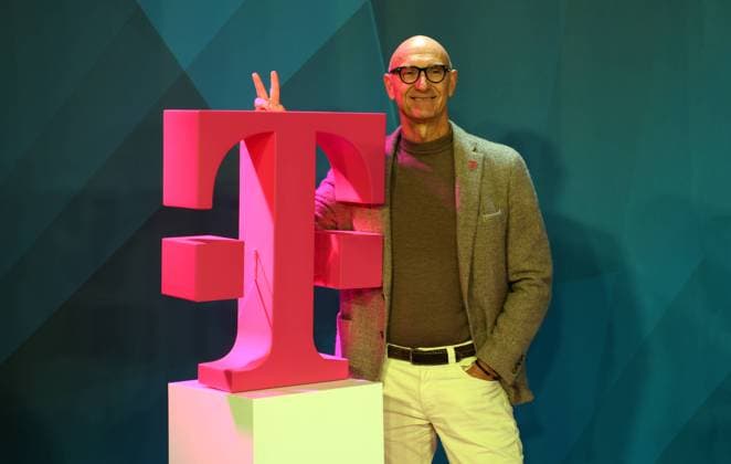 Deutschland, Bonn, 10.11.2022 Telekom-Geschaeftszahlen fuer das dritte Quartal 2022 Foto: Timotheus Hoettges, Vorstandsvorsitzender mit dem neue Logo der Telekom Telekom-Geschaeftszahlen fuer das dritte Quartal 2022 *** Germany, Bonn, 10 11 2022 Telekom business figures for the third quarter of 2022 Photo Timotheus Hoettges, Chairman of the Board of Management with the new Telekom logo Telekom business figures for the third quarter of 2022