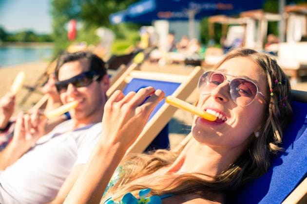 IMAGO Creative, Jahreszeit Sommer, Sommer in der Stadt RECORD DATE NOT STATED Woman and man eating ice cream on beach, model released, , 36324772.jpg, Beach, Water, Woman, ice, ice cream, beach bar, man, sun lounger, couple, bar, vacation, getaway, holiday, leisure, summer, sun, sand, city beach, club, happy, relaxing, eating, lake, people, Caucasian