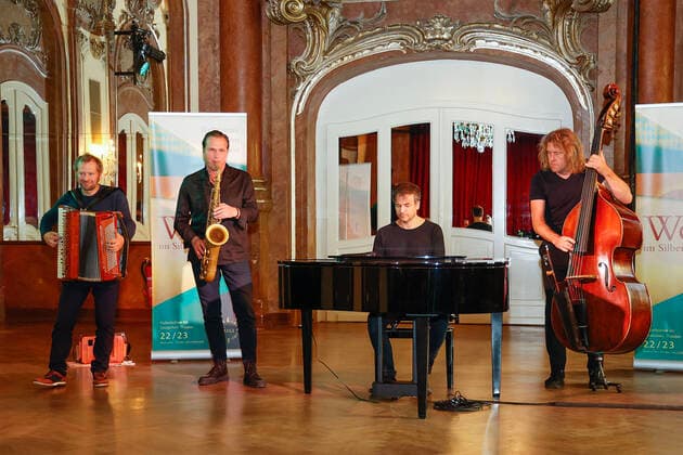 Saxophonist Mulo Francel and Quadro Nuevo, World in the Sibersaal, World Music, German Museum, Munich World Music in the Sibersaal German Theater Munich Bavaria Germany 10 November 2022 Â Juergen Hasenkopf