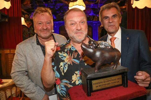 09 11 2022, Marchfelderhof Deutsch Wagram, award of the IRON RAMPENSAU 2022, The NEW STAGE VIENNA invites to the award in the picture Marcus Strahl, Reinhard Nowak, Peter Grossmann GF Marchfelderhof, with d award, award of the IRON RAMPENSAU 2022