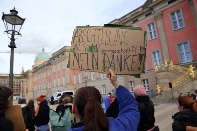 Eine Demonstrantin mit Schild Abschiebung als Millionengeschäft? Nein Danke! während einer Kundgebung gegen das geplante Abschiebezentrum am Flughafen BER in Schönefeld, Brandenburger Landtag, Potsdam, 10. November 2022. Kundgebung gegen Abschiebezentrum *** A demonstrator with sign Deportation as a million dollar business No Thanks during a rally against the planned deportation center at BER airport in Schönefeld, Brandenburg state parliament, Potsdam, 10 November 2022 rally against deportation center