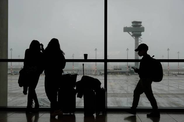 Flughafen BER Berlin, drei Personen warten mit Gepäck auf ihren Flug.2022-10-29 *** BER Berlin airport, three people waiting with luggage for their flight 2022 10 29