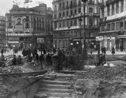 RECORD DATE NOT STATED Spanish Civil War 1936-39. Madrid, effects of a bomb from a plane, in the subway entrance of the ? Copyright:xImage Index HeritagexImagesx IMAGO ,2684467 ! ACHTUNG: AUFNAHMEDATUM GESCHÄTZT!  Copyright:Image Index HeritagexImagesx IMAGO