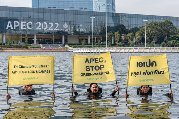 Bilder des Jahres, News 11 November News Themen der Woche KW45 News Bilder des Tages November 11, 2022, Bangkok, Thailand: Greenpeace activists hold placards inside a pond of Benjakitti Park near the Queen Sirikit National Convention Center during the demonstration. Activists from Greenpeace Thailand calling to the APEC leaders who will attend the upcoming APEC summit in Bangkok on 18-19 November to focusing on the climate crisis and implement economic policies to counter the loss and damage incurred by communities heavily impacted by the climate crisis. Bangkok Thailand - ZUMAs197 20221111_zaa_s197_013 Copyright: xPeeraponxBoonyakiatx