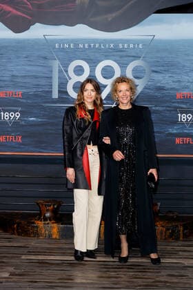 Premiere von 1899 in Berlin Katja Riemann mit Tochter Paula Riemann auf dem roten Teppich bei der Premiere von 1899 im Funkhaus Berlin in Berlin. *** Premiere of 1899 in Berlin Katja Riemann with daughter Paula Riemann on the red carpet at the premiere of 1899 at the Funkhaus Berlin in Berlin Copyright: xEventpressxGolejewskix