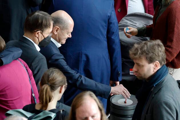 News Bilder des Tages Karl Lauterbach und Olaf Scholz bei einer Abstimmung zur Änderung des Atomgesetzes in der 67. Sitzung des Deutschen Bundestages im Reichstagsgebäude. Berlin, 11.11.2022 *** Karl Lauterbach and Olaf Scholz during a vote to amend the Atomic Energy Act during the 67 session of the German Bundestag in the Reichstag building Berlin, 11 11 2022 Foto:xJ.xMWx xFuturexImage