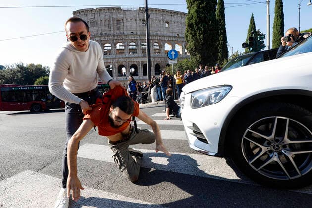 Bilder des Jahres, News 11 November News Themen der Woche KW45 News Bilder des Tages November 11, 2022, ROME, ITALY: Ultima generazione™™ (Last generation) activists block a road in the vicinity of the Colosseum, Rome 11 November 2022..ANSA FABIO FRUSTACI ROME ITALY  - ZUMAa110 20221111_zaf_a110_043 Copyright: xFabioxFrustacix