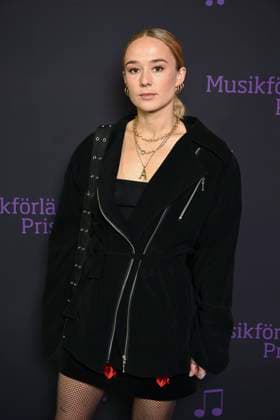 STOCKHOLM 20221111 Alba August on the red carpet before the award ceremony and gala of the Music Publishers Prize at the Grand Hotel in Stockholm Stockholm Sweden x10040x,  Copyright: xAndersxWiklund TTx MUSIKFÖRLÄGGARNAS PRIS 2022