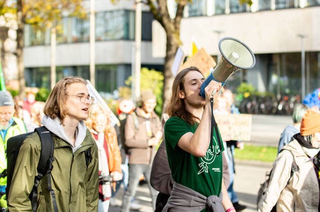 Protest gegen das bay. Klimaschutzgesetz Am 11.11.2022 versammelten sich ca. 292 Menschen unter dem Motto Söders Klimamärchen, um gegen die Novelle des bayerischen Klimaschutzgesetz zu demonstrieren. Die Aktivist*innen von Fridays for Future und der BUND-Jugend monierten, dass es reine Scheinpolitik sei. -- On November 11, 2022, about 292 people gathered under the slogan Soeder s Climate Fairy Tales to demonstrate against the amendment of the Bavarian climate protection law. The activists of Fridays for Future and BUND-Youth complained that it was pure appearance politics. München Bayern Deutschland Copyright: xAlexanderxPohlx