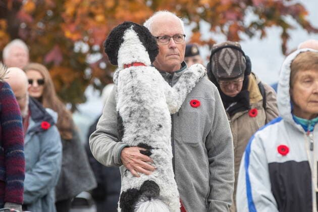 November 11, 2022, Kingston, Ontario, Canada: A man is hugged by his dog during playing of the Last Post, during the Remembrance Day ceremony in Kingston, Ont., Friday, Nov. 11, 2022. Kingston Canada  - ZUMAc35_ 20221111_zaf_c35_027 Copyright: xLarsxHagbergx