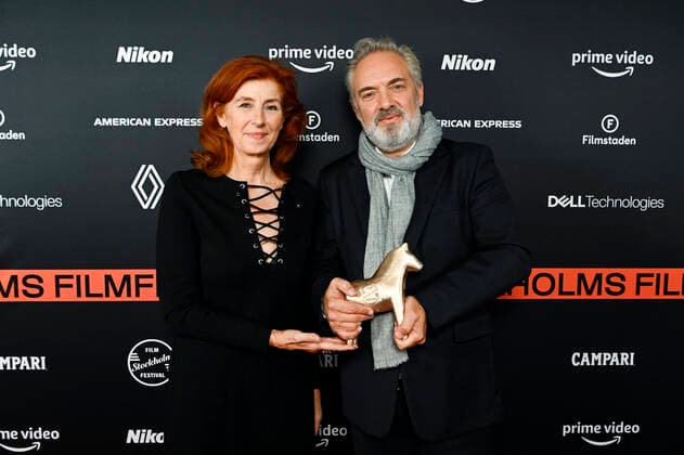 STOCKHOLM 20221111 The British director Sam Mendes with his Bronze Horse for the Stockholm Visionary Award at the Stockholm Film Festival, together with the film festival director Git Scheynius Stockholm SWEDEN x10070x,  Copyright: xJessicaxGow TTx STOCKHOLMS FILMFESTIVAL