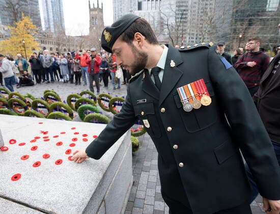 November 11, 2022, Montreal, PQ, Canada: A soldier places his poppy on the cenotaph after Remembrance Day ceremonies, Friday, November 11, 2022 in Montreal. Montreal Canada  - ZUMAc35_ 20221111_zaf_c35_039 Copyright: xRyanxRemiorzx