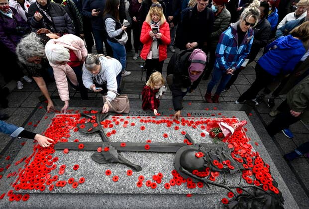 November 11, 2022, Ottawa, Canada: People lay poppies on the Tomb of the Unknown Soldier at the National War Memorial after the National Remembrance Day Ceremony in Ottawa. Ottawa Canada  - ZUMAc35_ 20221111_zaf_c35_041 Copyright: xJustinxTangx