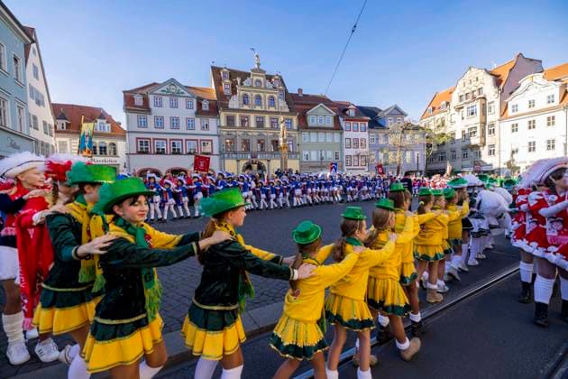 Karnevalisten beim Start des Erfuter Karnevals mit einem Mini-Umzug von ca. 2000 Erfurter Karnevalisten vom Hotel Radisson Blu über den Anger zum Fischmarkt vors Rathaus. Erfurt, 11.11.2022 *** Carnivalists at the start of the Erfurt carnival with a mini parade of about 2000 Erfurt carnivalists from the Hotel Radisson Blu over the Anger to the fish market in front of the city hall Erfurt, 11 11 2022 Foto:xM.xKremerx xFuturexImage