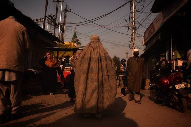 Friday following of Urs of Sheikh Syed Abdul Qadir Jeelani at his shrine in Kashmir An Afghan burqa-clad woman stands as Muslim devotees offer prayers on the road outside the shrine of Sufi saint Sheikh Syed Abdul Qadir Jeelani on his death anniversary in Srinagar, Indian controlled Kashmir, Friday, Nov. 11, 2022. Srinagar Jammu and Kashmir India Copyright: MubashirxHassan