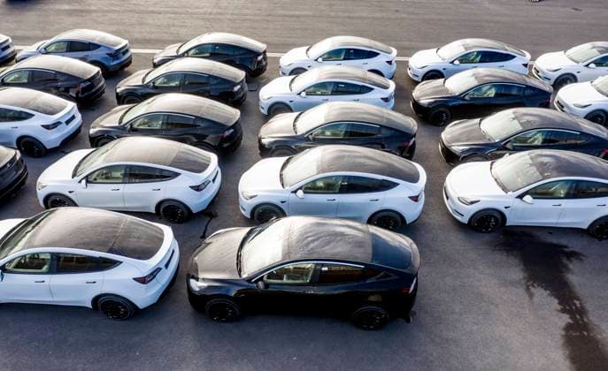 Tesla Giga Facoty Gruenheide, 12.11.2022 - Tesla Y Modelle produziert in der Tesla Giga Factory werden auf dem Werksgelaende auf Autotransporter verladen. Gruenheide Brandenburg Deutschland *** Tesla Giga Facoty Gruenheide, 12 11 2022 Tesla Y models produced in the Tesla Giga Factory are loaded onto car transporters on the factory site Gruenheide Brandenburg Germany