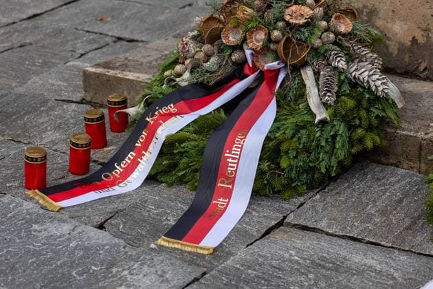 Reutlingen Gedenkfeier zum Volkstrauertag, Friedhof unter den Linden. Reutlingen, 13.11.2022, Gedenkfeier zum Volkstrauertag. Friedhof unter den Linden, Reutlingen. Kranz den Opfern von Krieg und Gewaltherschaft. 13.11.2022, *** Reutlingen commemoration of Remembrance Day, cemetery under the linden Reutlingen, 13 11 2022, commemoration of Remembrance Day cemetery under the linden, Reutlingen wreath to the victims of war and violence 13 11 2022, Copyright: xEibner-Pressefoto DimitrixDrofitx EP_ddh