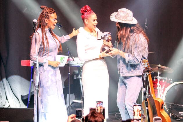 duesseldorf MTV EMAs 2022 Best German Act Award 11 11 2022 Aminata Belli, rapper Badmomzjay Jordan Napieray and Riccardo Simonetti MTV EMAs 2022 Best German Act Award DUSSELDORF, GERMANY NOVEMBER 11 Best German Act Award at the Nachtresidenz during the MTV Europe Music Awards 2022 Duesseldorf, 11 11 2022 NRW Germany Copyright: xFSAx Eibner-Pressefotox EP_fsa