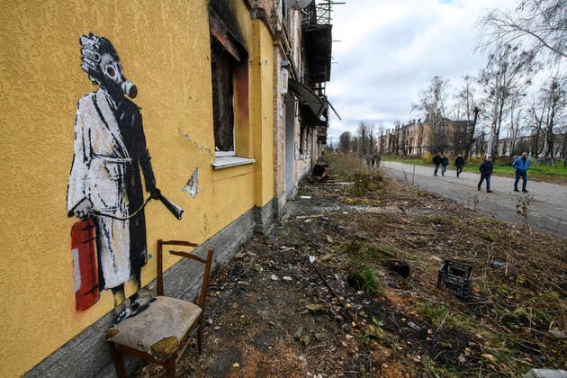 New Graffiti In Banksy Style At The Wall Of Destroyed Residental Buildings In The Towns Near Kyiv A new graffiti in Banksy style at the wall of destroyed residental building in the Hostomel town, which heavily damaged by fighting in the begin of Russian invasion, Ukraine, November 13, 2022 Hostomel Ukraine  Copyright: xMaxymxMarusenkox originalFilename: musienko-notitle221113_np91D.jpg