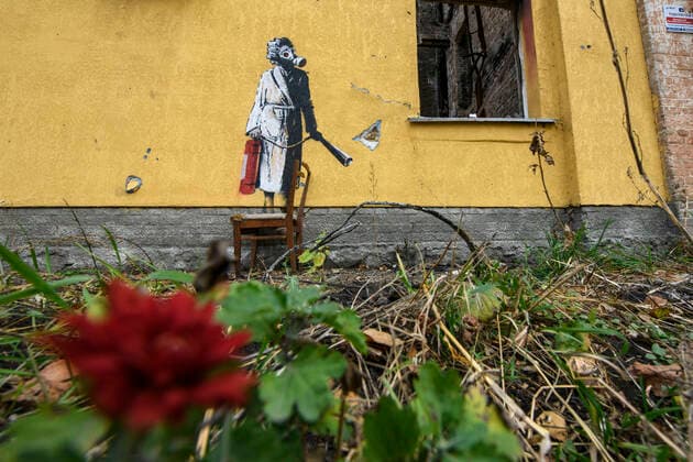 New Graffiti In Banksy Style At The Wall Of Destroyed Residental Buildings In The Towns Near Kyiv A new graffiti in Banksy style at the wall of destroyed residental building in the Hostomel town, which heavily damaged by fighting in the begin of Russian invasion, Ukraine, November 13, 2022 Hostomel Ukraine  Copyright: xMaxymxMarusenkox originalFilename: musienko-notitle221113_npyBa.jpg