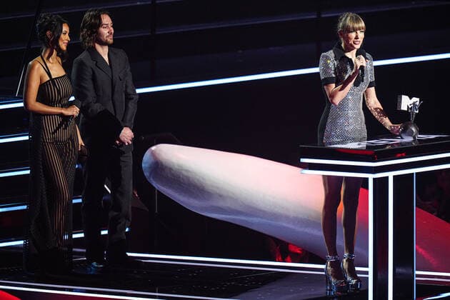 MTV Europe Music Awards 2022 - Show - PSD Bank Dome. Featuring: Maxim Baldry, Markella Kavanagh and Taylor Swift Where: Dusseldorf, Germany, Germany When: 13 Nov 2022 Credit: FlashPic DDP INSTARimages.com Cover Images **USA Rights Only** Copyright: xx 52179258 EDITORIAL USE ONLY. NOT FOR USE BY NEWSPAPERS BASED IN THE UK.