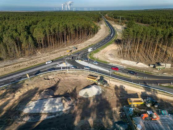 Ortsumfahrung Cottbus: Knotenpunkt B 97 B 168 Schnellstraße wird komplett DEU Brandenburg Cottbus Â Der Lückenschluss beim Ausbau der B 97 schaffte es 2020 kurzfristig noch ins Strukturstärkungsgesetz der Kohleregionen. Nach dem ersten Abschnitt der Cottbuser Ortsumfahrung im Jahr 2012, soll der zweite Bauabschnitt mit dem neuen Knotenpunkt B 97 B 168. im Februar 2023 fertiggestellt werden. Mit diesem Großprojekt soll der Verkehr für Cottbus minimiert werden, indem er direkt zur neuen Anschlussstelle der A 15 geleitet wird. Mit dem 3. Bauabschnitt und Ortsumgehung Groß Oßnig, soll auch der Verkehr von der B 97 aus Schwarze Pumpe direkt auf die A15 geleitet werden. Obwohl das Projekt auf einer Liste der zusätzlichen Infrastruktur