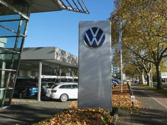 Logo, Schriftzug des Automolbilhersteller VW Volkswagen Konzern an einem Autohaus *** Logo, lettering of the automobile manufacturer VW Volkswagen Group on a car dealership