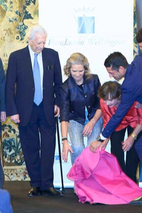 14-11-2022 Madrid Princess Elena de Borbon and Mario Vargas Llosa during the Capote De Las Artes award 2022 ceremony at Wellington Hotel in Madrid. No Spain Â  Copyright: xPPEx