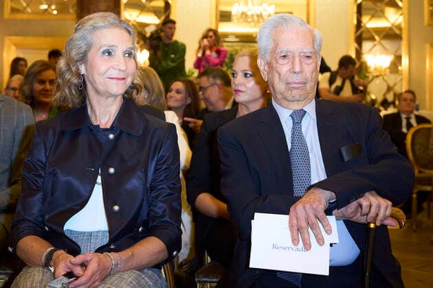 14-11-2022 Madrid Princess Elena de Borbon and Mario Vargas Llosa during the Capote De Las Artes award 2022 ceremony at Wellington Hotel in Madrid. No Spain Â  Copyright: xPPEx