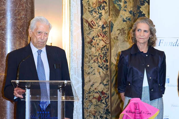14-11-2022 Madrid Princess Elena de Borbon and Mario Vargas Llosa during the Capote De Las Artes award 2022 ceremony at Wellington Hotel in Madrid. No Spain Â  Copyright: xPPEx