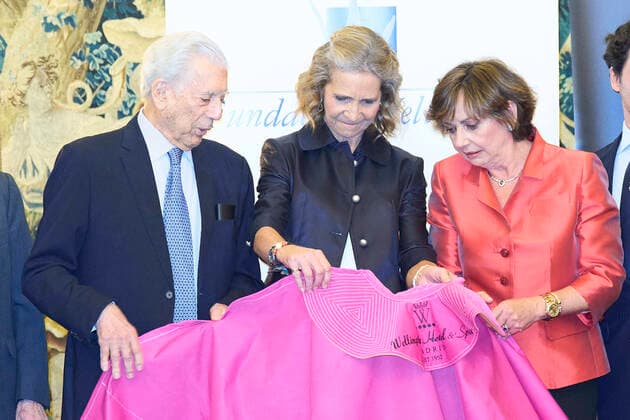 14-11-2022 Madrid Princess Elena de Borbon and Mario Vargas Llosa during the Capote De Las Artes award 2022 ceremony at Wellington Hotel in Madrid. No Spain Â  Copyright: xPPEx