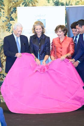 14-11-2022 Madrid Princess Elena de Borbon and Mario Vargas Llosa during the Capote De Las Artes award 2022 ceremony at Wellington Hotel in Madrid. No Spain Â  Copyright: xPPEx