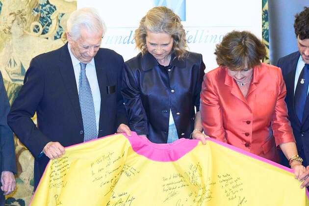 14-11-2022 Madrid Princess Elena de Borbon and Mario Vargas Llosa during the Capote De Las Artes award 2022 ceremony at Wellington Hotel in Madrid. No Spain Â  Copyright: xPPEx