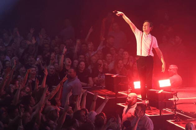 Bilder des Jahres 2022, Entertainment 11 November Entertainment Themen der Woche KW46 Entertainment Bilder des Tages Kraftklub Konzert in Hamburg, Kraftklub Sänger Felix Kummer Hamburg Alsterdorfer Sporthalle Hamburg Deutschland *** Kraftklub concert in Hamburg, Kraftklub singer Felix Kummer Hamburg Alsterdorfer Sporthalle Hamburg Germany Copyright: xLobeca RalfxHomburgx
