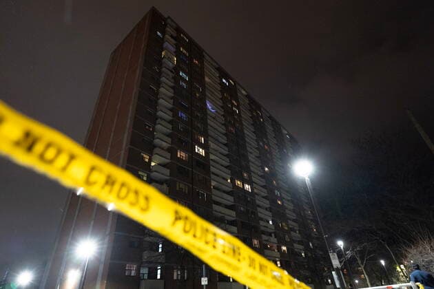 News Bilder des Tages November 15, 2022, TORONTO, ON, CANADA: 245 Dunn Ave, the scene of a quadruple shooting, is pictured in Toronto, Tuesday, Nov. 15, 2022. Police say one person is dead and three others have been injured after shots rang out in an apartment building on Dunn Ave near Queen St West. TORONTO CANADA  - ZUMAc35_ 20221115_zaf_c35_192 Copyright: xArlynxMcadoreyx