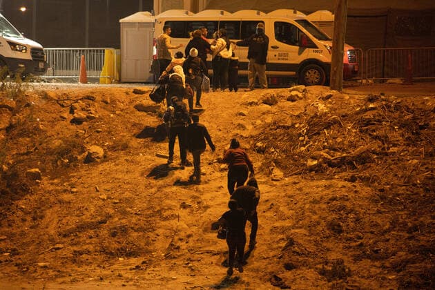 November 15, 2022, Auburn Hills, Michigan, USA: Hundreds of migrants cross the border in Ciudad JuoÂ¡rez, Chihuahua to request humanitarian asylum in the United States, a federal judge prohibits the United States from continuing to expel migrants to Mexico under title 42. Auburn Hills USA - ZUMAp241 20221115_zip_p241_001 Copyright: xDavidxPeinadox