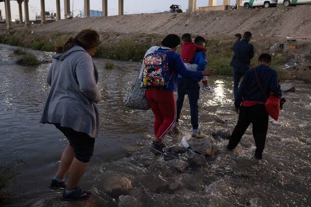 November 15, 2022, Auburn Hills, Michigan, USA: Hundreds of migrants cross the border in Ciudad JuoÂ¡rez, Chihuahua to request humanitarian asylum in the United States, a federal judge prohibits the United States from continuing to expel migrants to Mexico under title 42. Auburn Hills USA - ZUMAp241 20221115_zip_p241_005 Copyright: xDavidxPeinadox