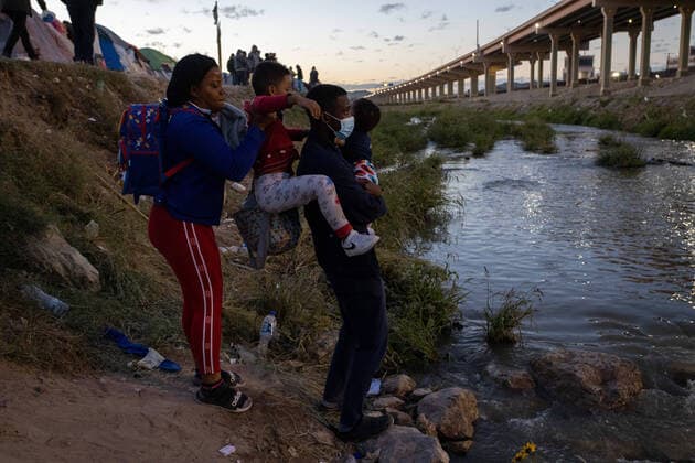 November 15, 2022, Auburn Hills, Michigan, USA: Hundreds of migrants cross the border in Ciudad JuoÂ¡rez, Chihuahua to request humanitarian asylum in the United States, a federal judge prohibits the United States from continuing to expel migrants to Mexico under title 42. Auburn Hills USA - ZUMAp241 20221115_zip_p241_006 Copyright: xDavidxPeinadox